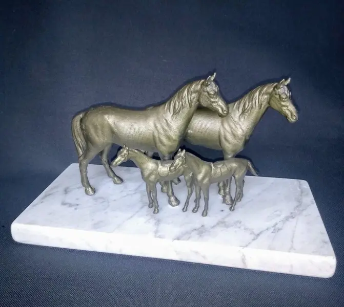 Foto de um(a) Escultura Equina, da categoria de Escultura. Escultura equina em antimônio com pátina bronze, década de 1940, com base em mármore carrara. Restauro pelo designer... Mostrado de uma perspectiva diferente. Vendido no marketplace Trésors.