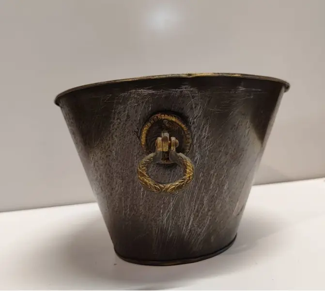 Foto de um(a) Cachepô em Ferro com Decupage Led Zeppelin, Peça Única, Década de 2000, da categoria de Cachepot. Cachepô em ferro com ferrugem preservada, alças em latão nas laterais e decupage em um dos lados, década de 2000, peça... Mostrado de uma perspectiva diferente. Vendido no marketplace Trésors.