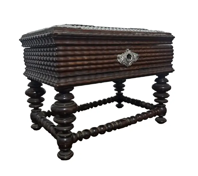 Foto de um(a) Caixa de música e porta jóias antigo, da categoria de Porta-Jóias. Magnifica caixa de música e porta jóias antigo, fabricado na década de 30. Produzido artesanalmente em madeira jacarandá da... Vendido no marketplace Trésors.