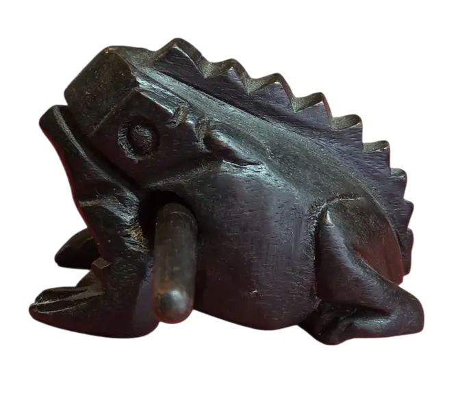 Foto de um(a) Sapinho Musical em Madeira Escura - Percussão Artesanal, da categoria de Outros colecionáveis. Este encantador sapinho não é apenas um item decorativo, mas um instrumento musical de percussão. Ao deslizar a baqueta de... Mostrado de uma perspectiva diferente. Vendido no marketplace Trésors.