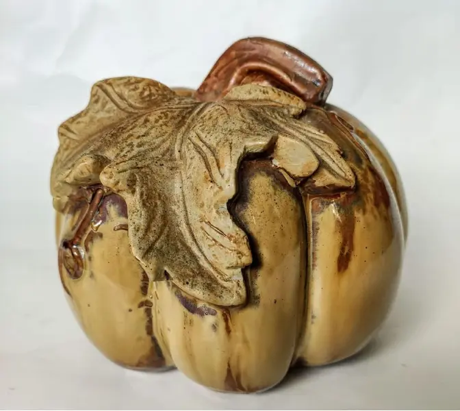Foto de um(a) Abóbora Uruguaia 00'S, da categoria de Outros objetos decorativos. Abóbora em cerâmica esmaltada, década de 2000, origem uruguaia. A: 13cm D: 14cm Peso: 535g. Mostrado de uma perspectiva diferente. Vendido no marketplace Trésors.