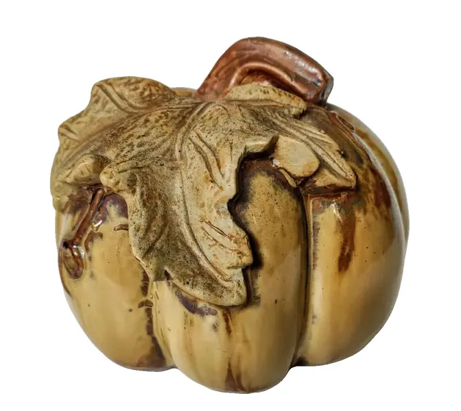Foto de um(a) Abóbora Uruguaia 00'S, da categoria de Outros objetos decorativos. Abóbora em cerâmica esmaltada, década de 2000, origem uruguaia. A: 13cm D: 14cm Peso: 535g. Vendido no marketplace Trésors.