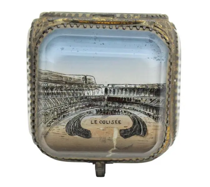 Foto de um(a) Antiga e colecionável caixa em cristal europeu, da categoria de Cestos e Caixas. Antiga e colecionável caixa em cristal europeu facetado com figura LE COLISÉE. Parte interna com tecido de seda vinho... Mostrado de uma perspectiva diferente. Vendido no marketplace Trésors.