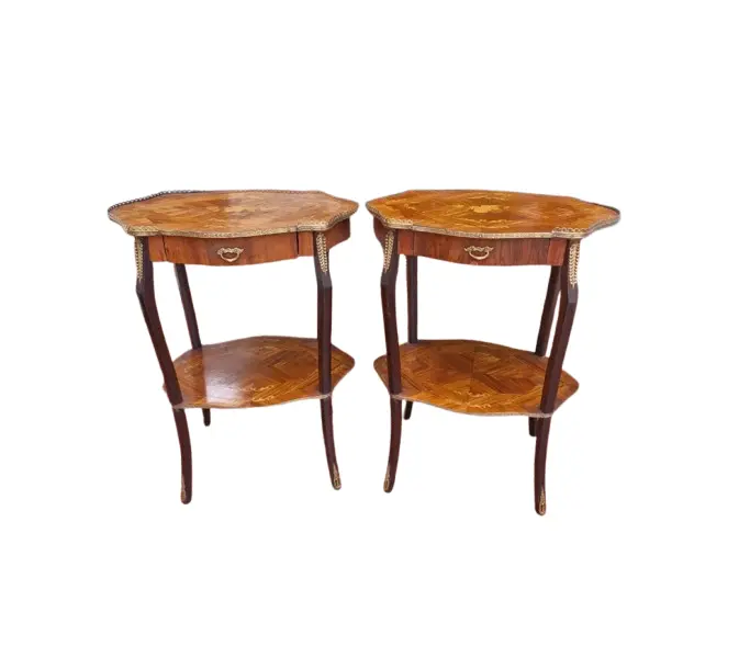 Foto de um(a) Mesa lateral em madeira nobre, da categoria de Mesas laterais. Belissimas mesinhas laterais em madeira nobre, estilo francês Luiz XV, com 2 estágios, pernas recurvas terminadas em bronze,... Vendido no marketplace Trésors.