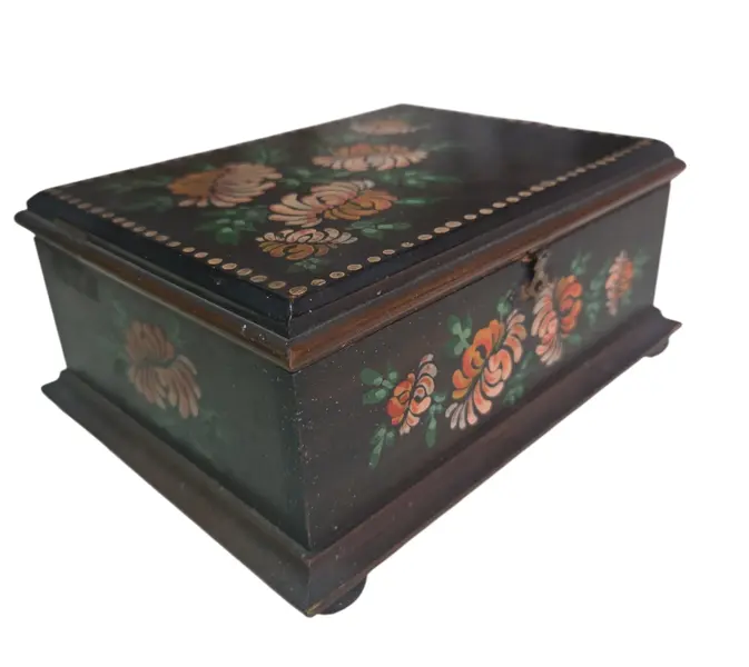 Foto de um(a) Caixa de Madeira Decorada à Mão – Floral Rústico e Delicado, da categoria de Porta-Jóias. Adicione um toque de acolhimento ao seu ambiente com esta caixa de madeira artesanal. A tampa apresenta uma pintura floral... Mostrado de uma perspectiva diferente. Vendido no marketplace Trésors.