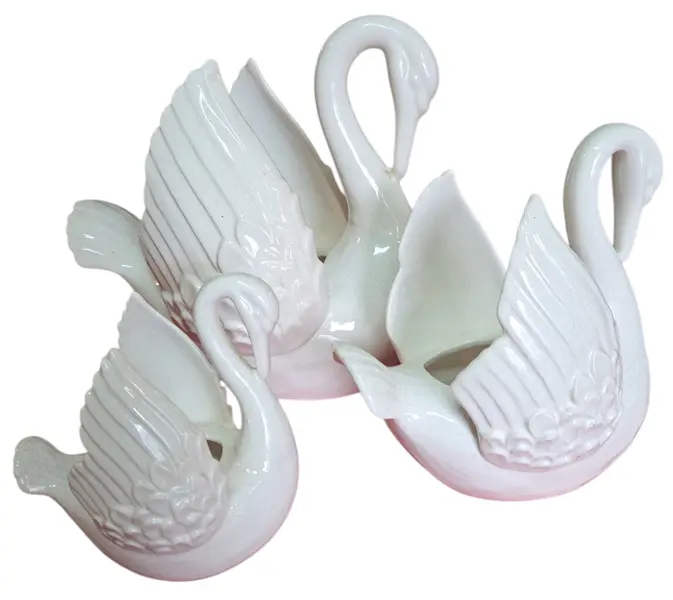 Foto de um(a) Trio de Cachepots Cisnes em Porcelana Branca Esmaltada - Luxo e Sofisticação, da categoria de Cachepot. Adicione um toque de serenidade e elegância clássica ao seu ambiente com este magnífico trio de cachepots em formato de... Mostrado de uma perspectiva diferente. Vendido no marketplace Trésors.