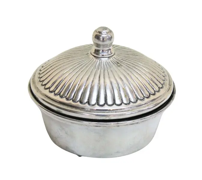 Foto de um(a) Manteiguira redonda em metal, da categoria de Garrafas, potes e jarros. Delicada manteigueira redonda em metal espessurado a prata, apresenta assente em tripé e tampa filetada em alto relevo com... Vendido no marketplace Trésors.