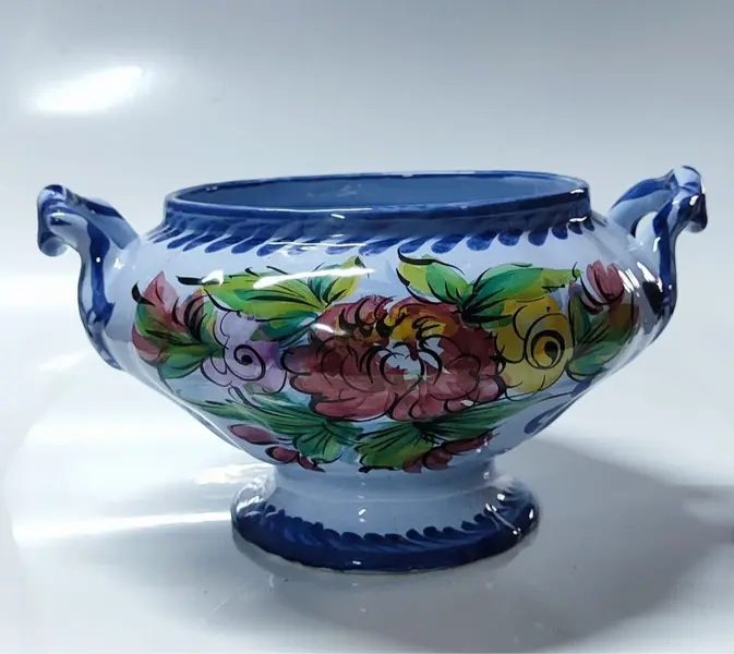 Foto de um(a) Sopeira Portuguesa Alcobaça, Faiança Pintada a Mão, da categoria de Terrinas de sopa. Sopeira portuguesa da cidade de alcobaça, faiança pintada a mão com o clássico motivo floral e arabescos. Não acompanha a... Mostrado de uma perspectiva diferente. Vendido no marketplace Trésors.
