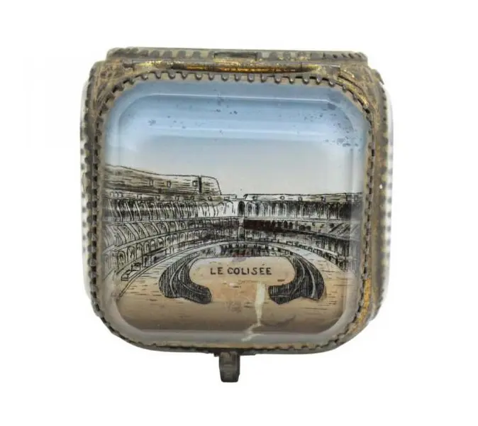 Foto de um(a) Caixa em cristal europeu facetado com figura LE COLISÉE, da categoria de Cestos e Caixas. Antiga e colecionável caixa em cristal europeu facetado com figura LE COLISÉE . Parte interna com tecido de seda vinho (... Mostrado de uma perspectiva diferente. Vendido no marketplace Trésors.