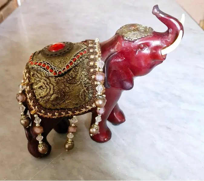 Foto de um(a) Par de Elefantes Antigos Feng Shui, da categoria de Modelos e estatuetas. Par de elefantes em tom de vinho com mantos dourados e pedrarias, que representam a Realeza e a Abundância. Os Mantos:... Mostrado de uma perspectiva diferente. Vendido no marketplace Trésors.