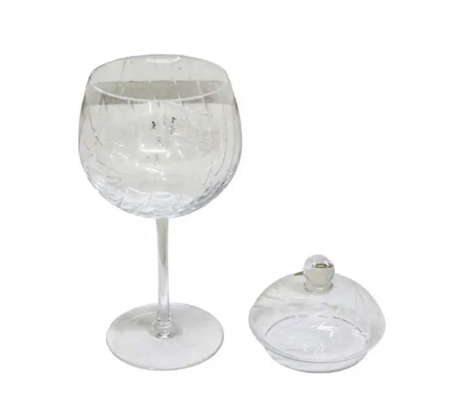 Foto de um(a) Compoteira em cristal, da categoria de Garrafas, potes e jarros. Delicada compoteira em cristal translúcido, com decoração em linhas curvas lapidadas . Da manufatura STANDARD HERING... Mostrado de uma perspectiva diferente. Vendido no marketplace Trésors.