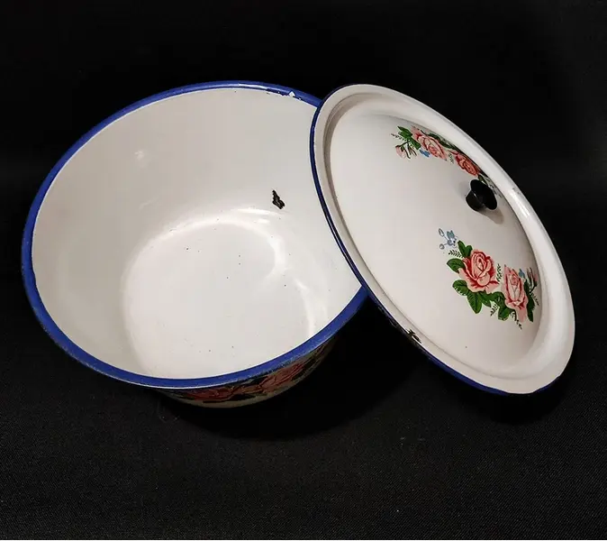 Foto de um(a) Bowl Esmaltado, Década de 1990, da categoria de Travessas e tigelas. Bowl esmaltado e com tampa. Branco com motivo floral. Made in china, anos 1990. A: 13 cm Diâmetro: 25,4 cm peso: 513 g. Mostrado de uma perspectiva diferente. Vendido no marketplace Trésors.