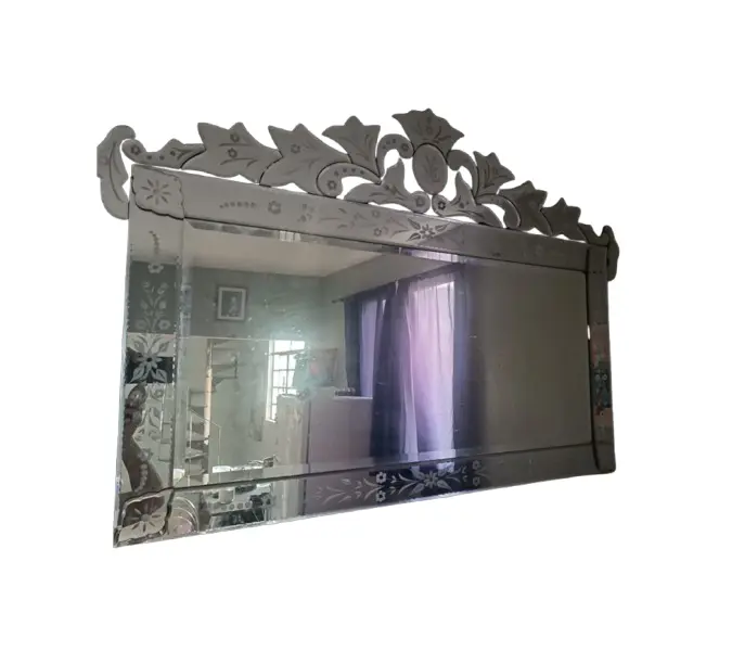 Foto de um(a) Espelho veneziano horizontal, da categoria de Espelhos. Uma obra de arte artesanal originária de Veneza, tipicamente do século XVI ou posterior, conhecida por seus detalhes e... Vendido no marketplace Trésors.