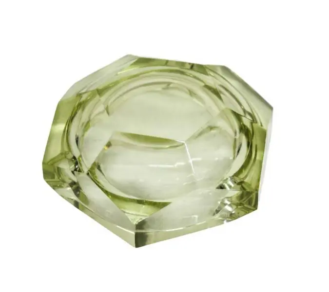 Foto de um(a) Cinzeiro sextavado em cristal, da categoria de Cinzeiros. Belo cinzeiro sextavado em cristal facetado na tonalidade amarelo, ao gosto Moser. Apresenta imperceptível bicado. Medidas... Mostrado de uma perspectiva diferente. Vendido no marketplace Trésors.