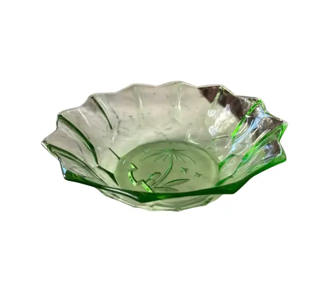Foto de um(a) Antigo Raro Prato Centro De Mesa Cristal Art Deco Uralina, da categoria de Centro de mesa. ~ Uranium Glass ~Antigo e lindo prato centro de mesa em cristal francês verde uralina, lapidado à mão. Período Art Deco.... Vendido no marketplace Trésors.