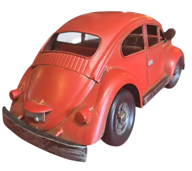 Foto de um(a) Fusca de Lata - Vermelho - Grande (Relíquia), da categoria de Carros e caminhões de brinquedo. Destaque sua coleção ou decoração com esta autêntica peça um Fusca de Lata fabricado artesanalmente. Este item capta a... Mostrado de uma perspectiva diferente. Vendido no marketplace Trésors.