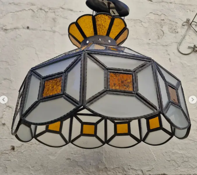 Foto de um(a) ​Lustre pendente antigo em estilo Tiffany, da categoria de Lustres. Lustre pendente antigo em estilo Tiffany, fabricado originalmente entre as décadas de 1960 e 1970.Ele se destaca por sua... Mostrado de uma perspectiva diferente. Vendido no marketplace Trésors.