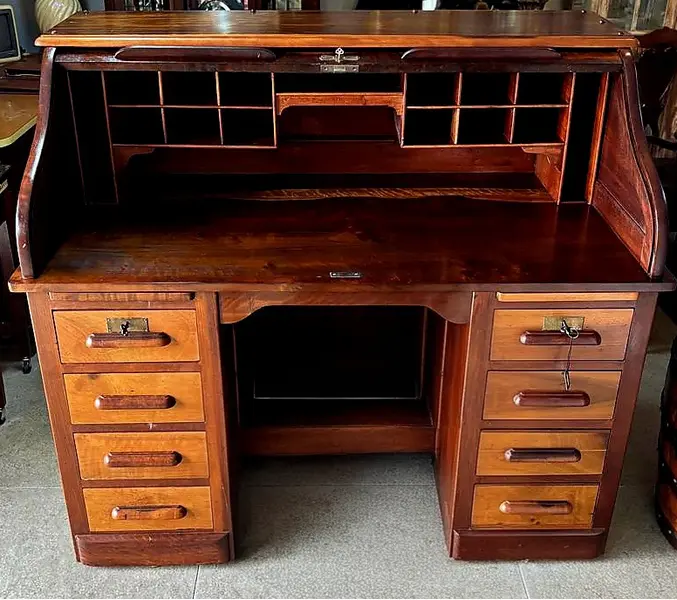 Foto de um(a) Escrivaninha Xerife Antiga – Mobiliário Vintage Raro, Peça Magnífica em Excelente Estado, da categoria de Escrivaninhas e Mesas de escritório. Clássica escrivaninha modelo Xerife, sem dúvidas uma das peças mais requisitadas e icônicas do mobiliário vintage. Um móvel... Mostrado de uma perspectiva diferente. Vendido no marketplace Trésors.