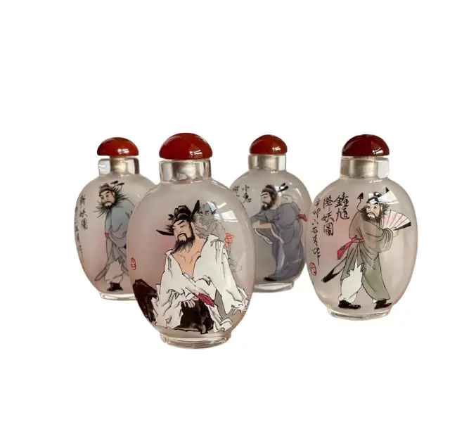 Foto de um(a) Antigos Raros Perfumeiros Orientais Snuff Bottle Pintados, da categoria de Perfumeiros. Snuff Bottle, antigos frascos/perfumeiros orientais delicadamente pintados à mão, cada lado da peça tem uma decoração... Vendido no marketplace Trésors.