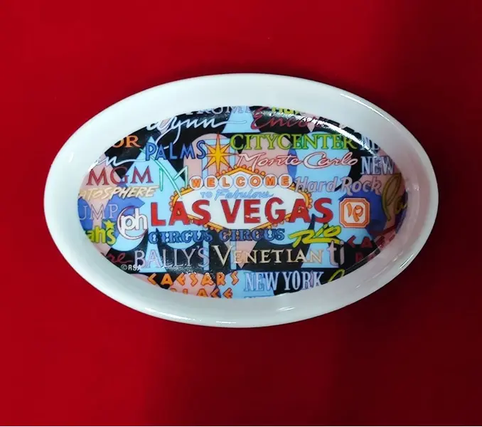 Foto de um(a) Saleiro e Pimenteira Las Vegas, Souvenir Dos Anos 1980, da categoria de Saleiros e pimenteiros. Sal e pimenta de mesa direto de las vegas em porcelana policromadas clássico das lembrancinhas dos anos 80. Divertido e... Mostrado de uma perspectiva diferente. Vendido no marketplace Trésors.