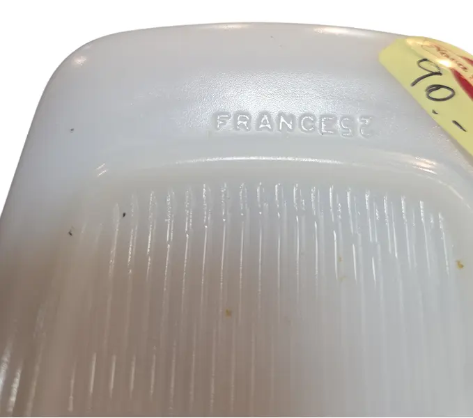 Foto de um(a) Assadeira Retangular Vintage Arcopal France - Padrão Espigas de Trigo (Wheat), da categoria de Travessas e tigelas. Um clássico da cozinha retrô! Esta assadeira em vidro opaline (leitoso) da renomada marca francesa Arcopal é um item... Mostrado de uma perspectiva diferente. Vendido no marketplace Trésors.