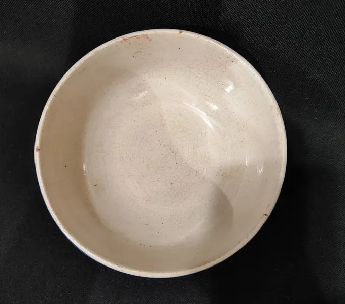 Foto de um(a) Bowl em Cerâmica, Década de 1940, da categoria de Tigelas decorativas. Bowl em cerâmica com policromia feita à mão nos tons de azul e bordô, década de 1940. Sem marca do fabricante. A: 6cm... Mostrado de uma perspectiva diferente. Vendido no marketplace Trésors.