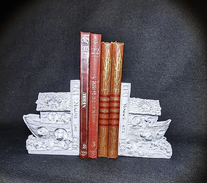 Foto de um(a) Par de Porta Livros Arca de Noé, Década de 2000, da categoria de Apoio para livros. Par de porta livros arca de noé, em resina com pátina provençal, década de 2000 peça única pelo designer marcelus ribas. A:... Mostrado de uma perspectiva diferente. Vendido no marketplace Trésors.