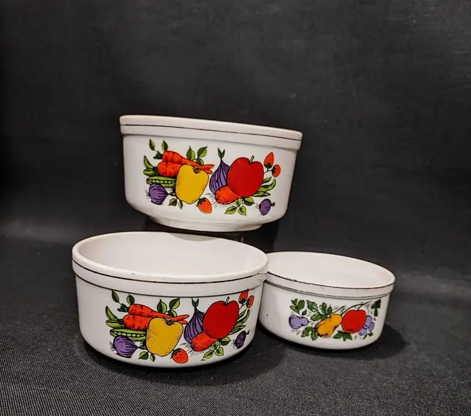 Foto de um(a) Conjunto 3 Bowls em Porcelana Santa Rosa-Pedreira, Década de 1940, da categoria de Travessas e tigelas. Conjunto de 3 bowls em porcelana com estampa de frutas policromadas e filete em ouro. Década de 1940, porcelana santa rosa -... Mostrado de uma perspectiva diferente. Vendido no marketplace Trésors.