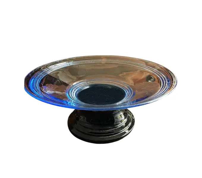 Foto de um(a) Antigo Centro De Mesa Fruteira Art Deco Em Cristal Tcheco, da categoria de Centro de mesa. Lindo e grande centro de mesa em cristal azul, base em grosso cristal czecho. Estilo Art Deco, década de 1950/60. Em... Vendido no marketplace Trésors.