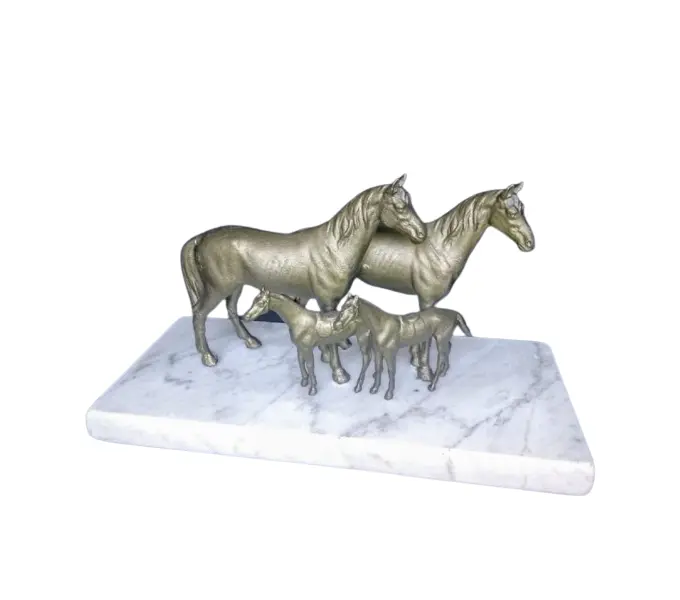 Foto de um(a) Escultura Equina, da categoria de Escultura. Escultura equina em antimônio com pátina bronze, década de 1940, com base em mármore carrara. Restauro pelo designer... Vendido no marketplace Trésors.