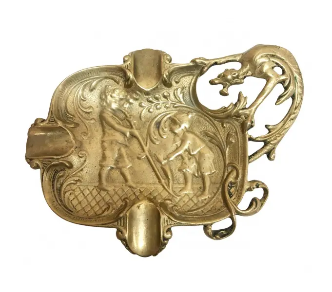 Foto de um(a) Cinzeiro em bronze, da categoria de Cinzeiros. Despojador/cinzeiro em bronze maciço com farta decoração de crianças, pega lateral na figura de leopardo. Medidas 14L x 17C. Vendido no marketplace Trésors.