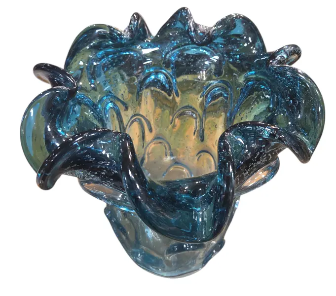 Foto de um(a) Vaso Murano: Onde o Vidro se Torna Poesia, da categoria de Cristais. Cada curva deste vaso conta uma história de fogo e sopro. Feito artesanalmente, este Murano carrega a alma da tradição... Mostrado de uma perspectiva diferente. Vendido no marketplace Trésors.