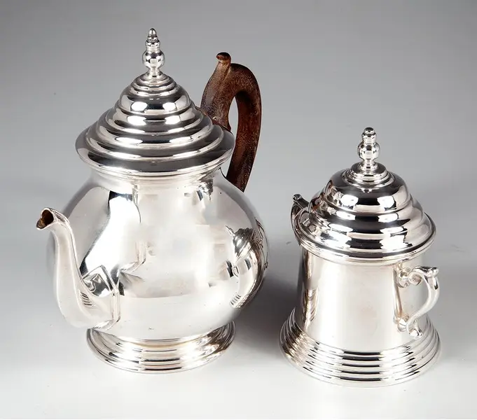 Foto de um(a) Elegante Conjunto de Chá em Metal Espessurado a Prata Estilo Art Déco - 2 pçs, da categoria de Conjuntos de café e chá. Sofisticado conjunto composto por bule e açucareiro, perfeito para colecionadores, amantes de antiguidades ou para quem... Mostrado de uma perspectiva diferente. Vendido no marketplace Trésors.