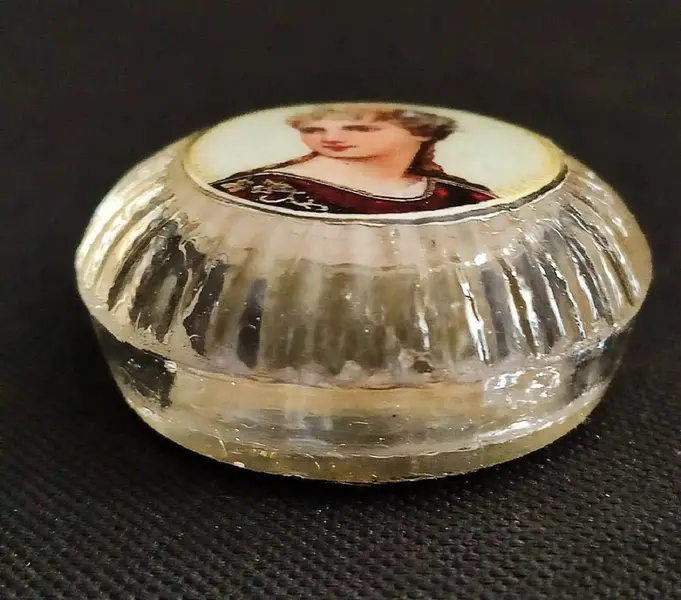 Foto de um(a) Peso de Papel Victorian, da categoria de Pesos de papel. Peso de papel em vidro com decoupage vitoriana e fundo com folha de ouro. Peça única pelo designer Marcelus RibasDiâmetro:... Mostrado de uma perspectiva diferente. Vendido no marketplace Trésors.