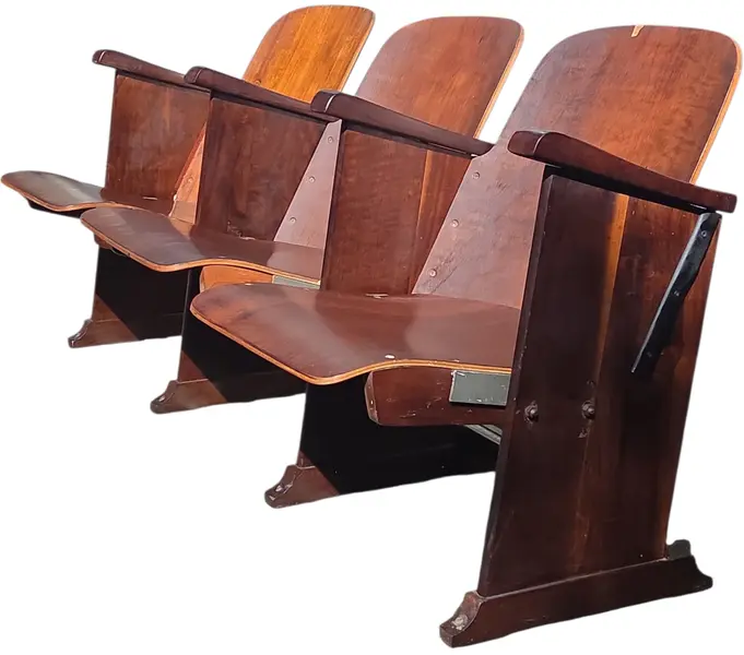 Foto de um(a) Cadeiras de Auditório Antigas Dobráveis em Madeira Nobre, da categoria de Outras cadeiras. Verdadeiro clássico da nostalgia urbana e do design funcional de época. Este conjunto em formato de trio (fileira com 3... Vendido no marketplace Trésors.