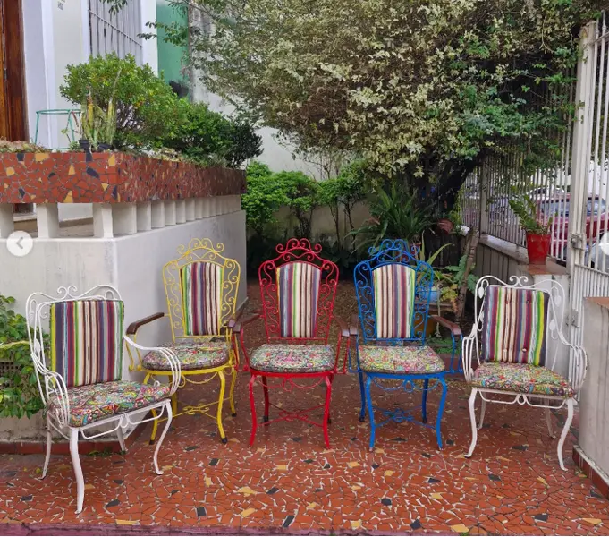 Foto de um(a) ​Conjunto de cadeiras de ferro para jardim modelo "Folhinha", da categoria de Cadeiras, bancos e banquetas. Conjunto de cadeiras de ferro para jardim modelo "Folhinha", muito tradicional no Brasil desde os anos 1950 e 1960.Essas... Mostrado de uma perspectiva diferente. Vendido no marketplace Trésors.