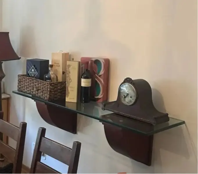 Foto de um(a) Mãos francesas com vidro bizotado de 2cm, da categoria de Conjunto de sala de jantar. Lindas mãos francesas em Imbuia. Sobre elas vai vidro de 2cm bizotado com 1,20 de comprimento e 30 de largura. Peça linda... Mostrado de uma perspectiva diferente. Vendido no marketplace Trésors.