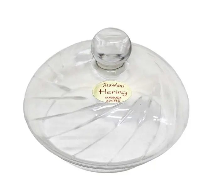 Foto de um(a) Compoteira em cristal, da categoria de Garrafas, potes e jarros. Delicada compoteira em cristal translúcido, com decoração em linhas curvas lapidadas . Da manufatura STANDARD HERING... Mostrado de uma perspectiva diferente. Vendido no marketplace Trésors.