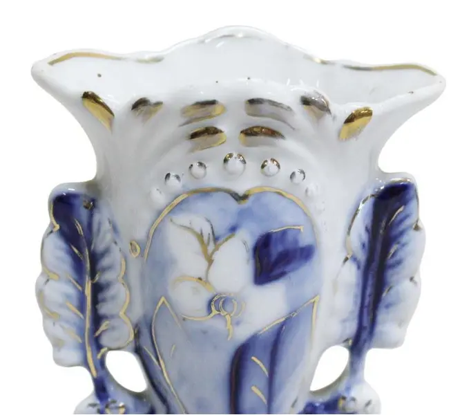 Foto de um(a) Vaso floreiro ao estilo barroco, da categoria de Vasos. Antigo floreiro ao gosto barroco, de porcelana branca, com decoração floral na tonalidade azul com filetes dourados. ... Mostrado de uma perspectiva diferente. Vendido no marketplace Trésors.