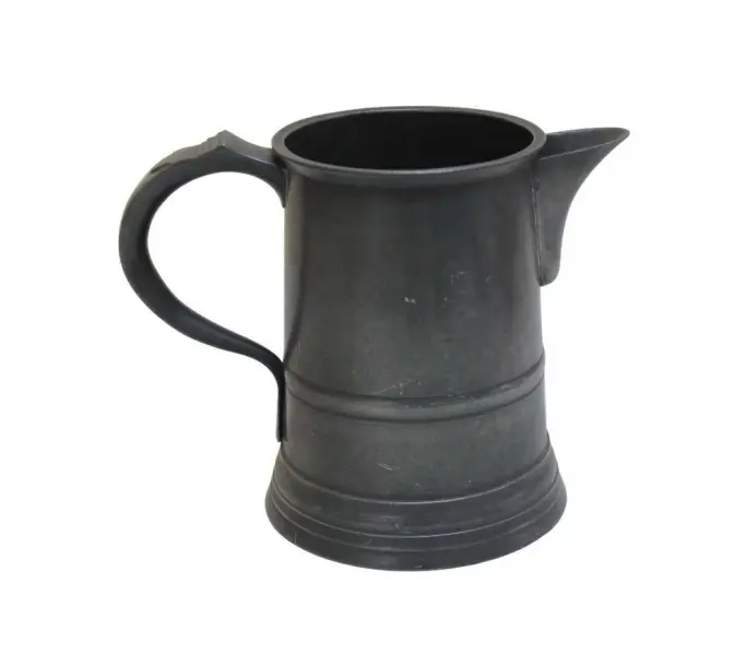 Foto de um(a) Jarra em estanho, da categoria de Jarros. Jarra de estanho com pega lateral trabalhada, da manufatura J S X MG. Medidas 15A X 10D. Vendido no marketplace Trésors.