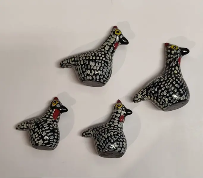 Foto de um(a) Galinha D'Angola em Cerâmica Nordestina, Década de 2000, da categoria de Modelos e estatuetas. Galinhas d'angola em cerâmicas nordestinas, década de 2000 A: 7 cm e 6,5 cm L: 8,5 cm e 6,5 cm P: 3,5 cm e 3 cm Peso... Mostrado de uma perspectiva diferente. Vendido no marketplace Trésors.