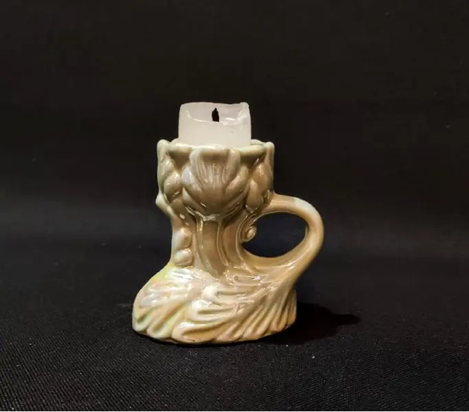 Foto de um(a) Palmatória Porcelana 40'S, da categoria de Castiçais. Palmatória em porcelana vitrificada na cor verde com arabescos em relevo, década de 1940.A: 7,5 cm / L: 8 cm / P: 5 cm peso:... Mostrado de uma perspectiva diferente. Vendido no marketplace Trésors.