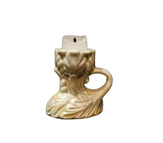 Foto de um(a) Palmatória Porcelana 40'S, da categoria de Castiçais. Palmatória em porcelana vitrificada na cor verde com arabescos em relevo, década de 1940.A: 7,5 cm / L: 8 cm / P: 5 cm peso:... Vendido no marketplace Trésors.