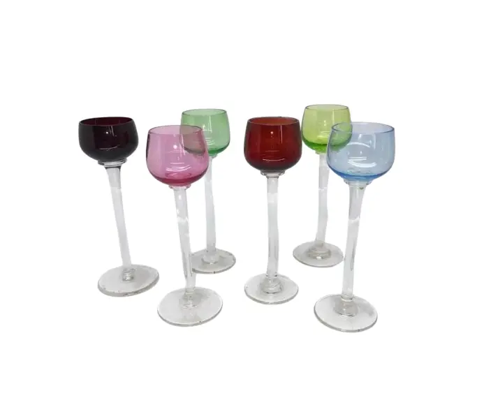 Foto de um(a) Antigos Cálices De Licor Art Deco Cristal Francês Colorido, da categoria de Taças. Antigo conjunto com 6 delicados cálices de pé alto em cristal francês colorido. Período Art Deco. Muito colecionáveis e... Vendido no marketplace Trésors.