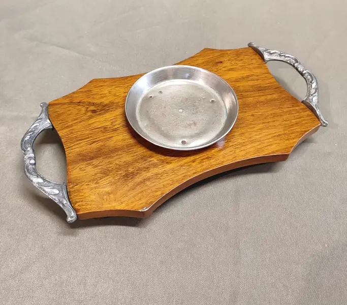 Foto de um(a) Bandeja em Cedro para Garrafa de Licor, Década de 1940, da categoria de Bandejas. Bandeja em cedro para garrafa de licor, com apoio em metal niquelado, alças em antimônio com relevo e pés de bola, década de... Mostrado de uma perspectiva diferente. Vendido no marketplace Trésors.