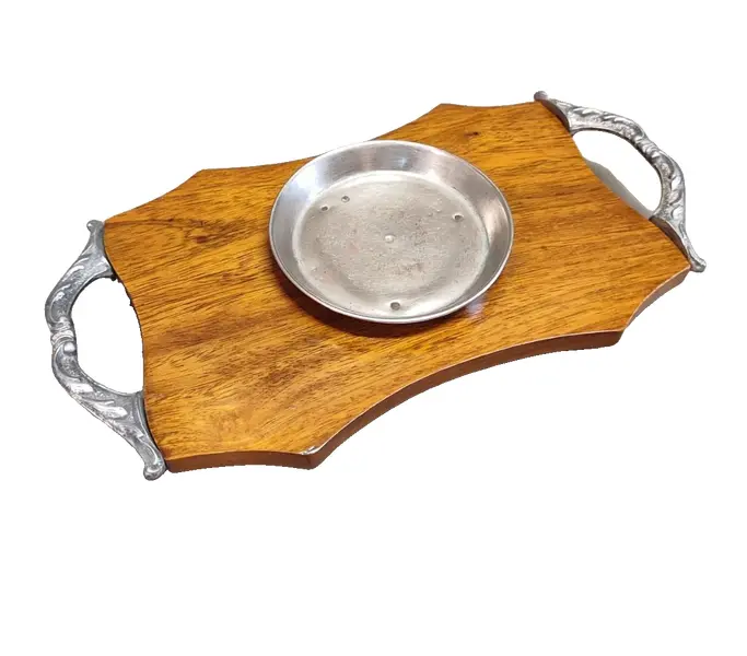 Foto de um(a) Bandeja em Cedro para Garrafa de Licor, Década de 1940, da categoria de Bandejas. Bandeja em cedro para garrafa de licor, com apoio em metal niquelado, alças em antimônio com relevo e pés de bola, década de... Vendido no marketplace Trésors.