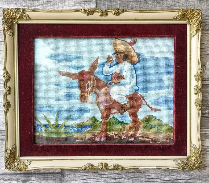 Foto de um(a) Quadro Ponto Cruz 50'S, da categoria de Arte têxtil. Quadro em ponto de cruz com moldura original, passe-partout original em veludo e vidro comum, década de 1950. A: 32 cm L: 26... Mostrado de uma perspectiva diferente. Vendido no marketplace Trésors.