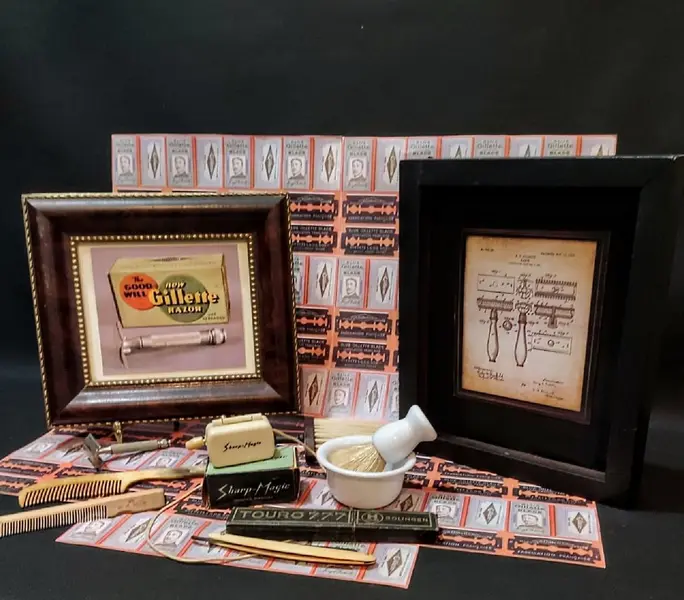 Foto de um(a) Barbearia Vintage anos 40 e 50, da categoria de Outros colecionáveis. Objetos de barbearia vintage: navalha touro 777 da solingen, 1940 barbeador gillette tech gold ball- end, 1946-1950 pincel... Mostrado de uma perspectiva diferente. Vendido no marketplace Trésors.