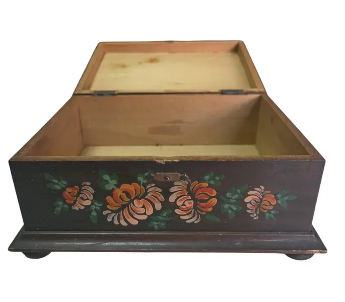 Foto de um(a) Caixa de Madeira Decorada à Mão – Floral Rústico e Delicado, da categoria de Porta-Jóias. Adicione um toque de acolhimento ao seu ambiente com esta caixa de madeira artesanal. A tampa apresenta uma pintura floral... Mostrado de uma perspectiva diferente. Vendido no marketplace Trésors.