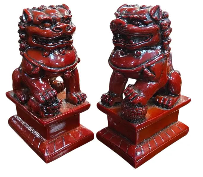 Foto de um(a) Par de Cães de Fó em Resina - Leões Guardiões Chineses, da categoria de Outros colecionáveis. Imponente par de Cães de Fo em tom vermelho profundo, emulando a tradicional técnica oriental de escultura em cinábrio.... Mostrado de uma perspectiva diferente. Vendido no marketplace Trésors.